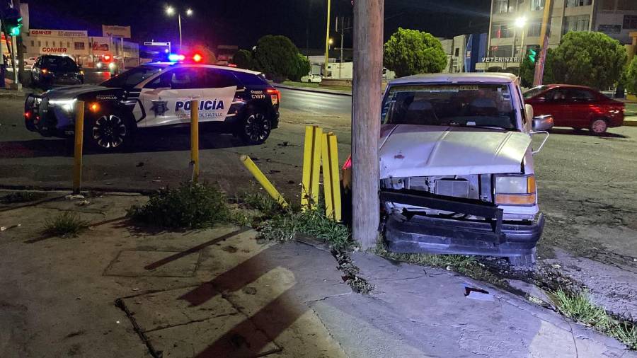 La camioneta afectada —una Ford Ranger— terminó proyectada contra la infraestructura vial tras el fuerte impacto registrado en el cruce.