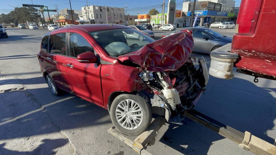 El vehículo Suzuki Ertiga terminó con afectaciones tras la colisión ocurrida la mañana de este lunes.