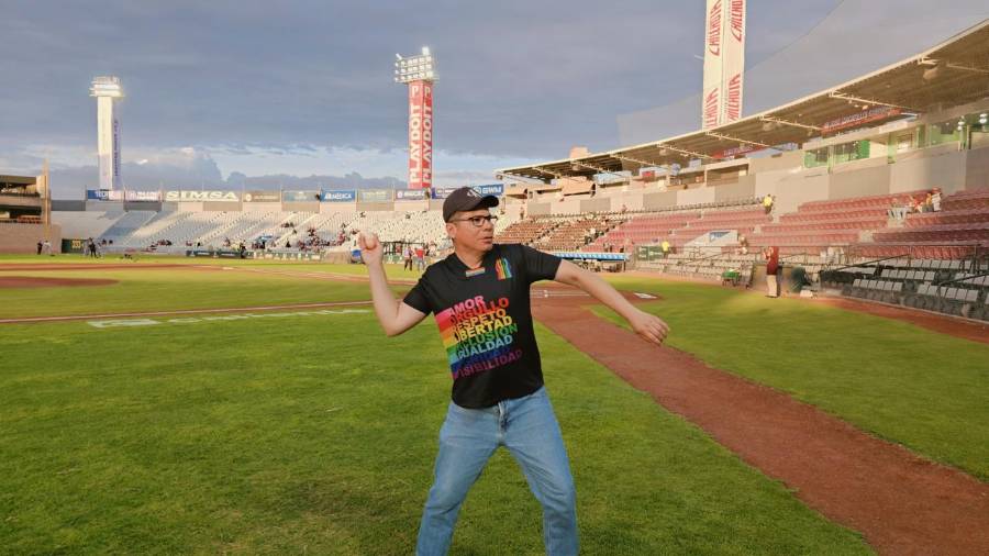 Raymundo Germán Valadez Andrade realizó el lanzamiento de la primera bola en el Estadio Revolución, previo a las actividades del Pride TRC 2026.