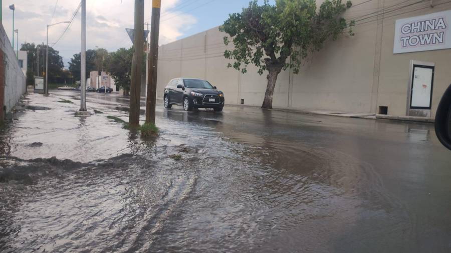 La intensa lluvia registrada la tarde de este jueves provocó encharcamientos en distintos sectores de Saltillo.