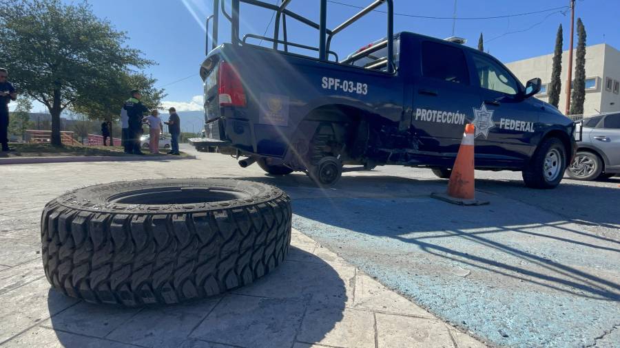 Tras la colisión, la unidad oficial terminó sobre la banqueta del área de la Gran Plaza, mientras autoridades realizaban las diligencias correspondientes para determinar responsabilidades.