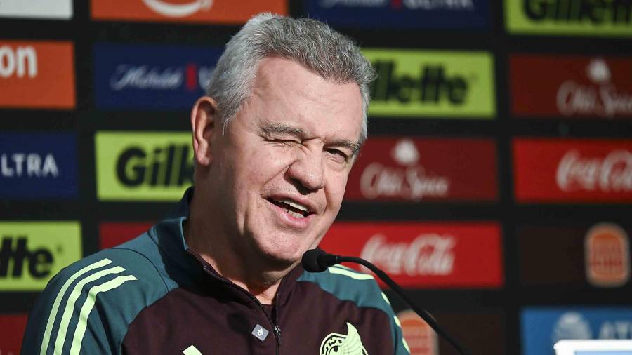 Javier Aguirre negocia su regreso al futbol español para asumir el banquillo del Valencia, pendiente de cerrar las condiciones de su contratación.