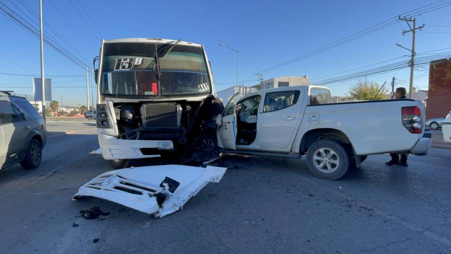 La camioneta involucrada quedó con daños severos en la parte frontal tras la colisión que ocurrió cuando el conductor se quedó dormido al volante.