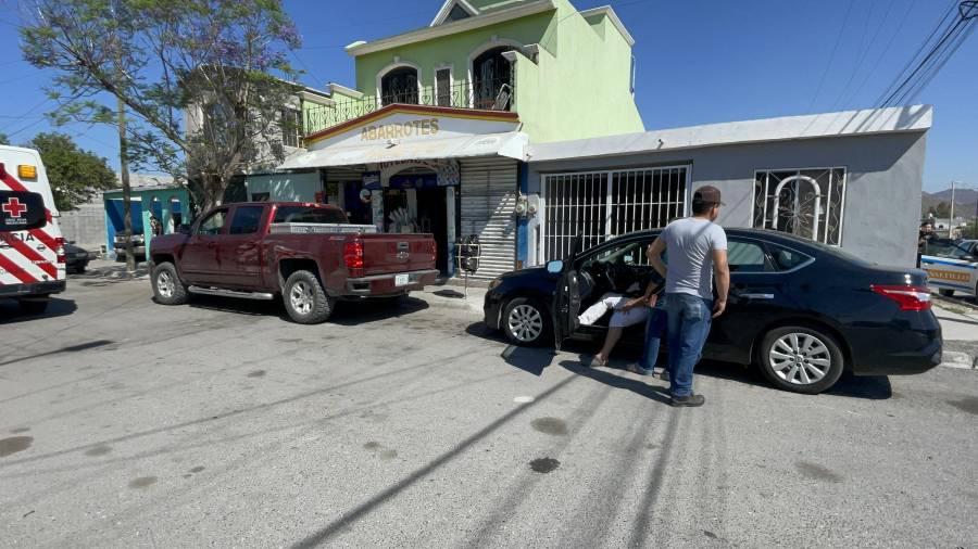 El hombre fue auxiliado en el lugar tras ser alcanzado por una camioneta que circulaba en reversa sin percatarse de su presencia.