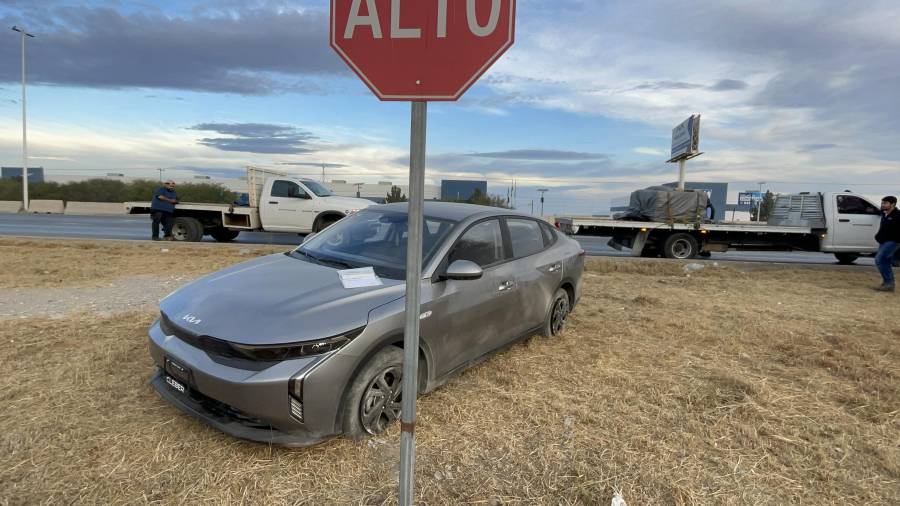 La conductora resultó ilesa y recibió apoyo de un familiar mientras la aseguradora tomaba conocimiento del accidente.