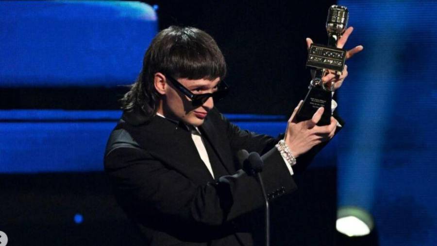 Hassan Emilio continúa cosechando el éxito de sus canciones y estilo de cantar .