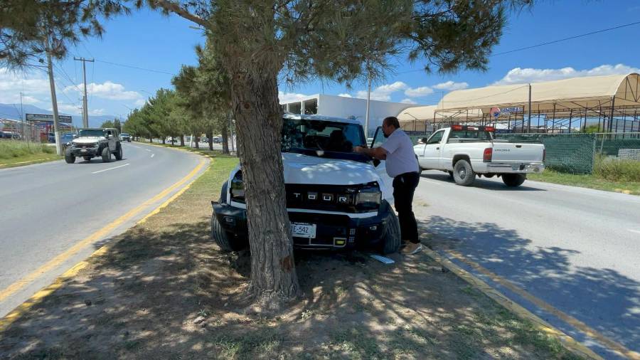 Elementos de auxilio y autoridades acudieron al bulevar José Musa de León para atender el accidente.