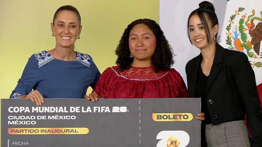 La presidenta Claudia Sheinbaum entregó el boleto 001 para el partido inaugural del Mundial 2026 a una joven originaria de Veracruz como parte del concurso nacional “Representa a México en la Inauguración del Mundial”.