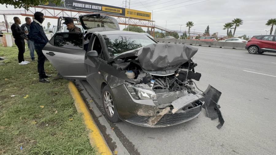 El impacto dejó severos daños materiales en la parte frontal de una de las unidades involucradas.