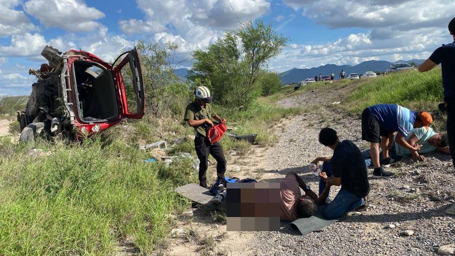 Bomberos y paramédicos trabajaron de manera coordinada para controlar el incendio y auxiliar a los lesionados tras el aparatoso accidente ocurrido en la carretera Monclova-Saltillo.