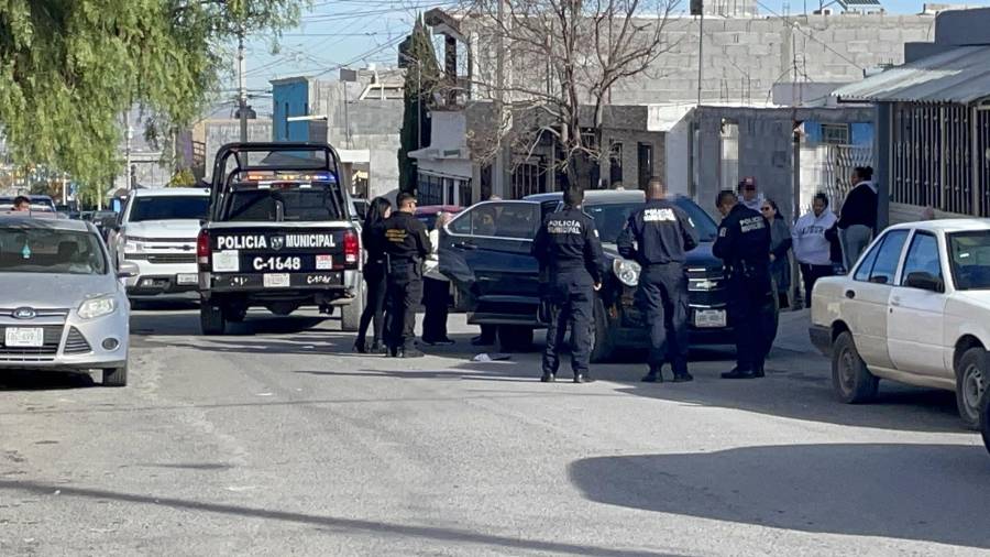 Paramédicos de la Cruz Roja confirmaron el fallecimiento del adulto mayor dentro del vehículo.