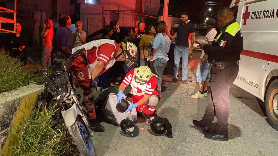 Paramédicos de la Cruz Roja valoraron al motociclista después del accidente registrado en la colonia Vista Hermosa.