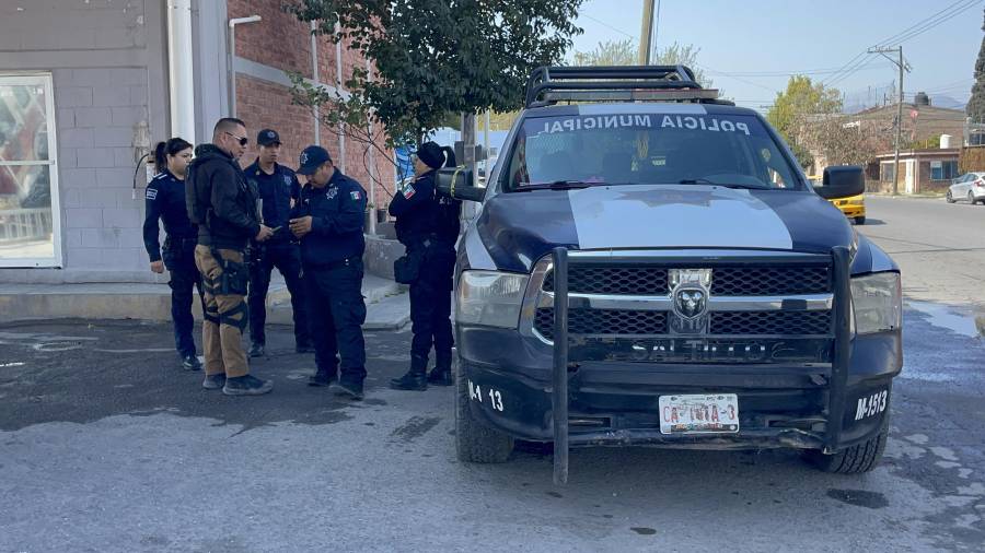 Elementos de la Policía Municipal acudieron al cruce de Héroes de Nacozari y Felipe Berriozábal, en la colonia San Nicolás de los Berros, tras el reporte de una riña que dejó a un joven gravemente herido por arma blanca.
