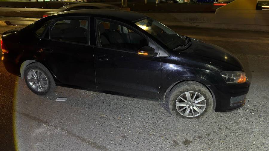 Varios vehículos presentaron daños en neumáticos y rines tras pasar por la coladera en mal estado.