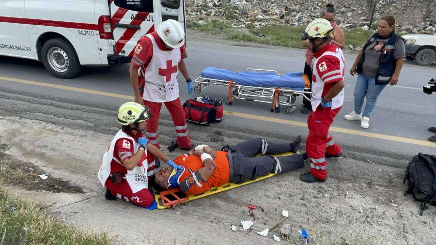 Paramédicos de la Cruz Roja brindaron atención al lesionado antes de trasladarlo a un hospital.