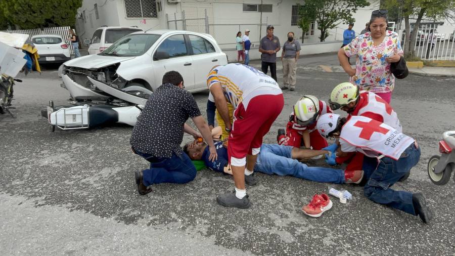 Paramédicos de la Cruz Roja, atendieron al lesionado