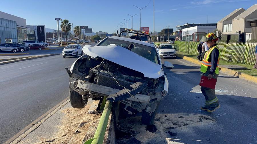 El Chevrolet Cruze terminó incrustado en la barrera tubular del distribuidor vial San Isidro tras el percance.