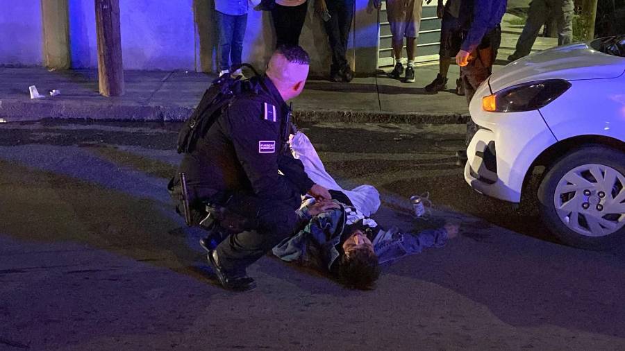 Elementos de la Policía Municipal permanecieron en el lugar mientras se atendía al motociclista lesionado.