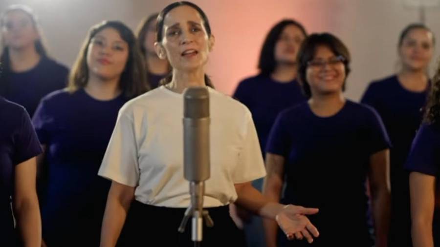 El Gobierno federal presentó una nueva versión de “La niña futbolista”, interpretada por Julieta Venegas, mientras continúan las actividades culturales y deportivas previas al Mundial.