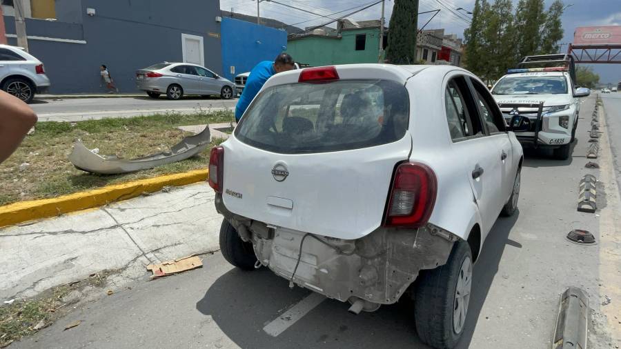 Tras el impacto, el Nissan March cruzó el camellón central y terminó sobre la ciclovía de los carriles contrarios.