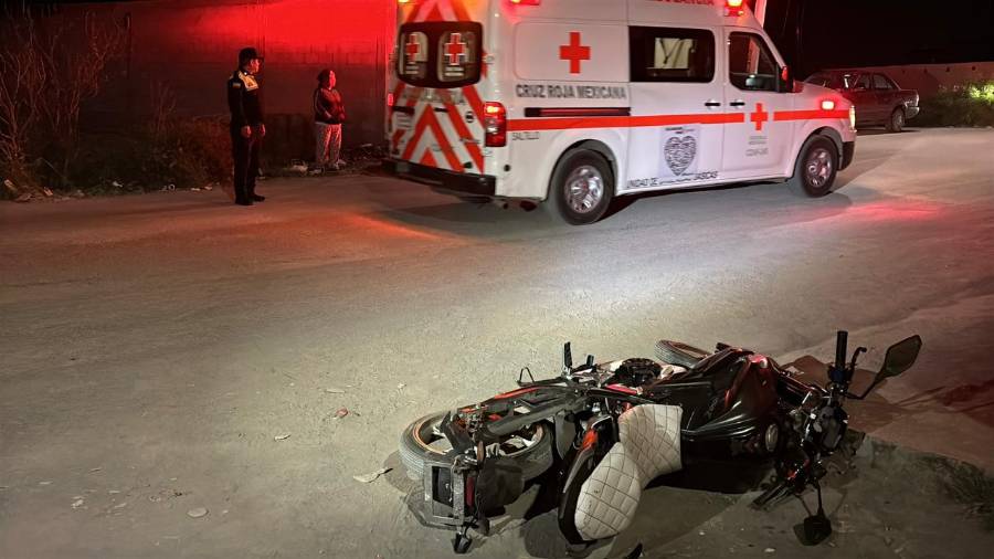 La motocicleta Italika en la que viajaban los adolescentes quedó severamente dañada tras el impacto, evidenciando la fuerza del accidente ocurrido en el cruce de las calles Miguel Ascacio Rodríguez y José María González.