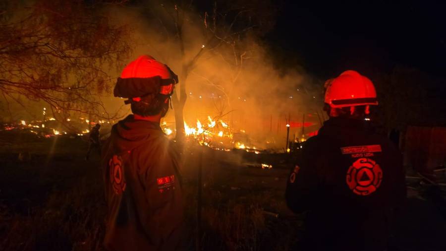 Protección Civil de Nuevo León atendió un incendio nocturno que arrasó con tejabanes y corrales en la colonia Avance Popular, sin reportar personas ni animales heridos