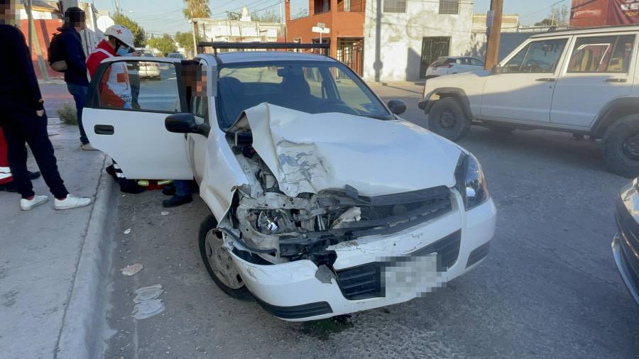 Daños materiales dejó el percance ocurrido durante la mañana en calles de la colonia.