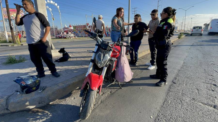 El motociclista permaneció en el sitio del accidente mientras era valorado por paramédicos, en tanto los oficiales resguardaban la zona y realizaban las diligencias para determinar las causas del percance.