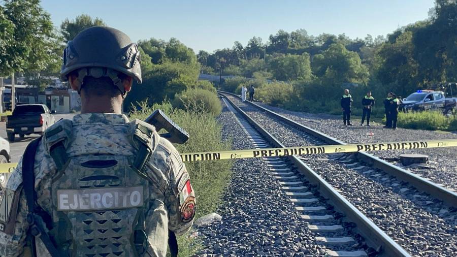 Personal de la Sedena apoyó en el resguardo del área mientras se realizaban las diligencias.