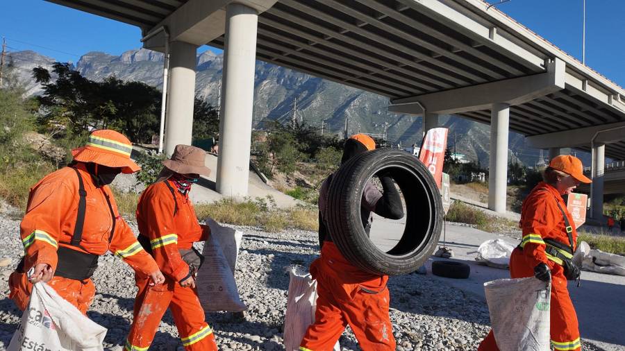 Integrantes del voluntariado estatal, Leones en Acción, lograron retirar del Río Santa Catarina más de media tonelada de residuos.