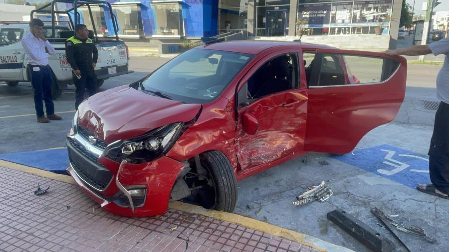 El conductor del Chevrolet Spark aceptó ante las autoridades que se pasó la luz roja del semáforo.