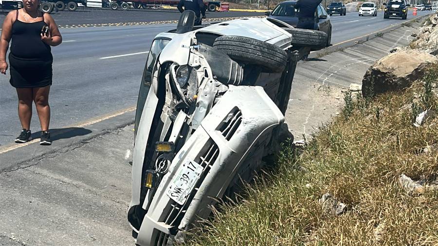 Hombre vuelca con sus nietos, en Ramos Arizpe