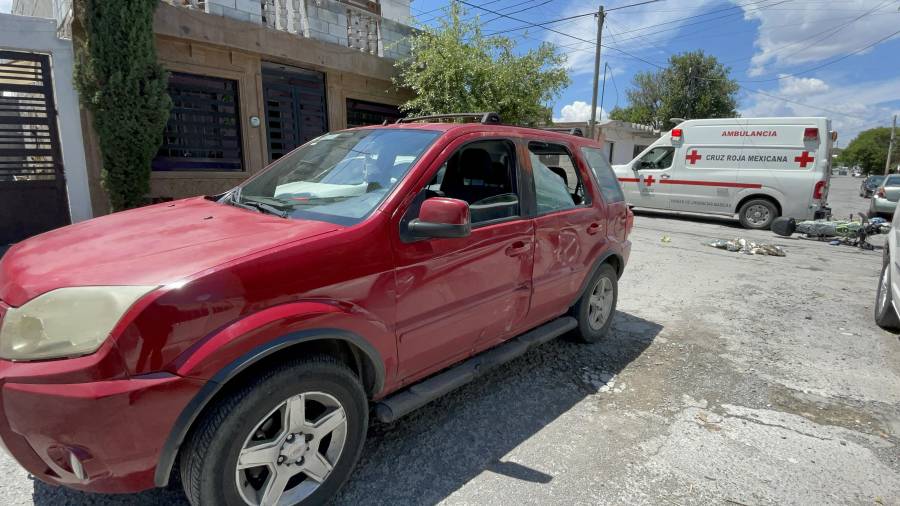 Elementos de Tránsito acudieron para tomar conocimiento del percance y mediar entre las partes involucradas en el lugar del accidente.