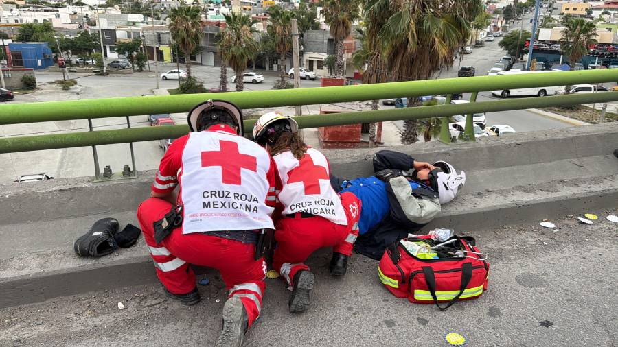 El joven fue trasladado en ambulancia para su atención médica.