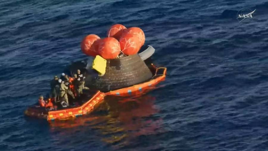 Captura de imagen de una transmisión de la NASA de tripulantes de Artemis II saliendo de la capsula Orión, luego de amerizar este viernes, en el Pacífico frente a la costa de California.