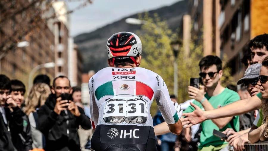 Pese a ceder terreno ante algunos rivales, Isaac del Toro continúa en competencia con etapas importantes por disputarse.