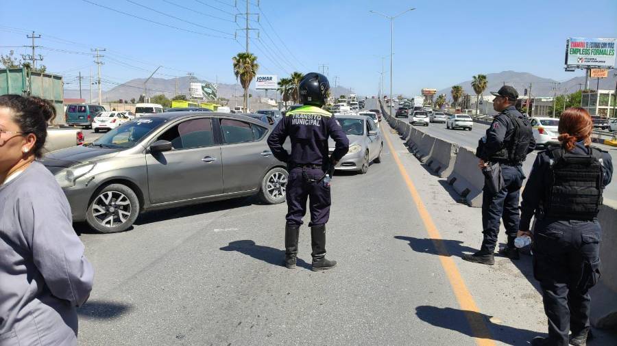 Ante el bloqueo, agentes de tránsito procedieron a desviar el tráfico que ya alcanzaba una fila considerable de vehículos.