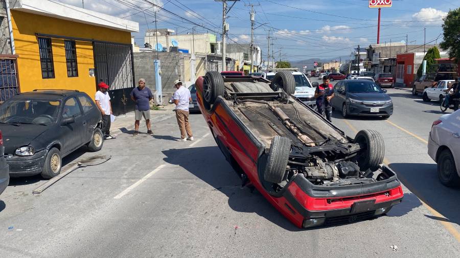 El vehículo Volkswagen Jetta terminó volcado en medio de la circulación tras impactarse contra un automóvil estacionado en la colonia Las Teresitas, lo que generó la movilización de autoridades.