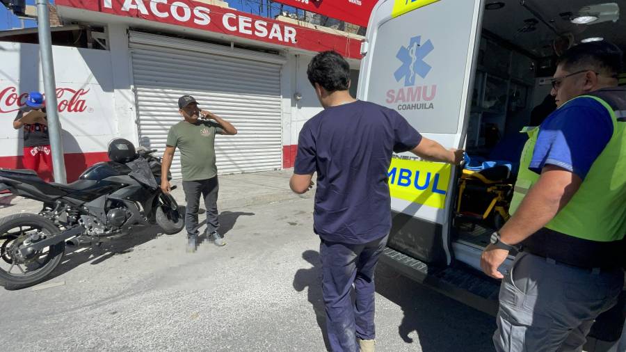 Paramédicos valoraron al conductor de la motocicleta en el lugar del accidente.