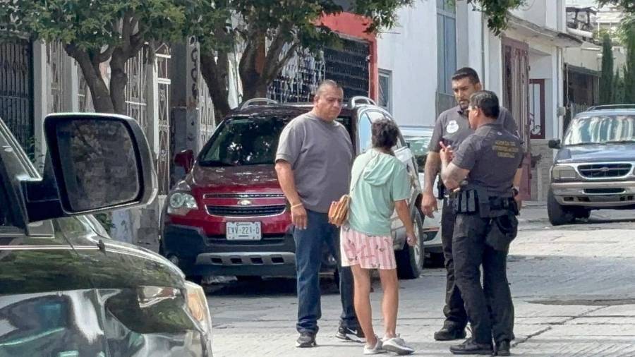 Elementos de la Fiscalía realizaron entrevistas con vecinos y recabaron indicios para integrar la carpeta de investigación.
