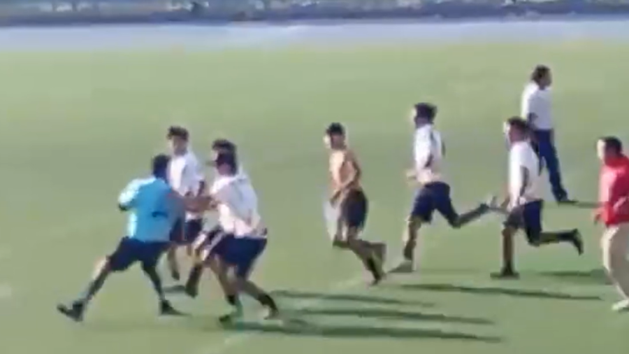 Momento en que jugadores del IMARC encaran al árbitro tras el silbatazo final.