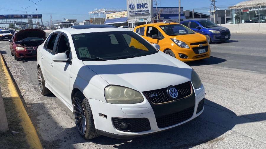 El vehículo Volkswagen terminó con daños frontales tras impactarse contra los muros divisorios de Jardines Coloniales.