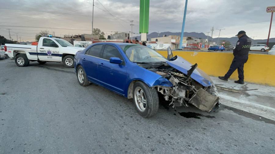 El Ford Fusión quedó detenido a media calle tras obstruir el paso y provocar el impacto con el Chrysler Stratus.