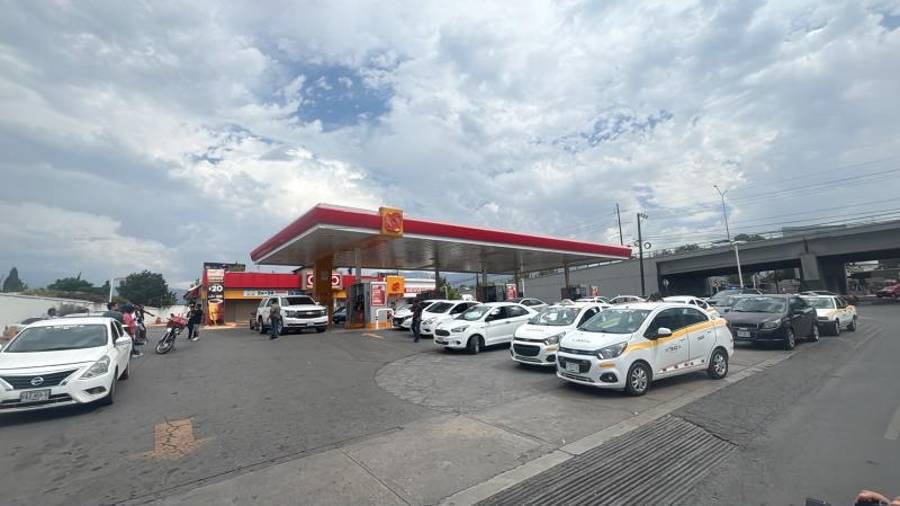 Conductores bloquearon accesos a distintas estaciones de Oxxo Gas para exigir una respuesta por el vehículo afectado.