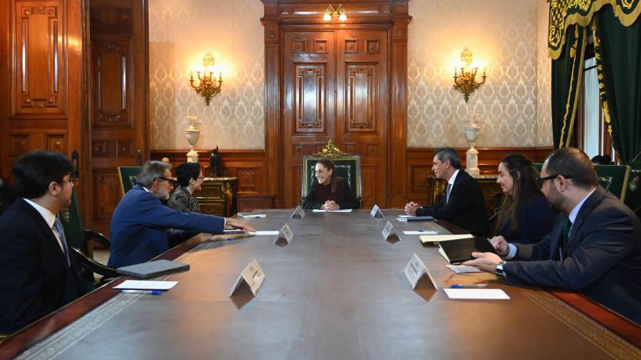 La presidenta Sheinbaum compartió esta fotografía en sus redes sociales sobre su reunión con la directiva de la calificadora.