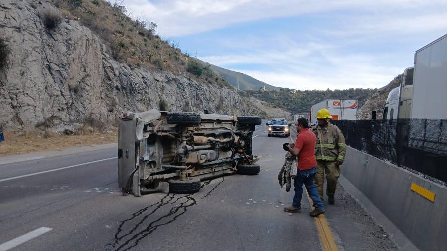 La volcadura paralizó el tramo de la carretera.