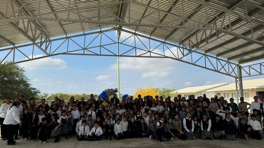 Niños de la primaria Coronel Pablo Dionisio Mejía participan en un programa de agradecimiento durante la entrega del techado.