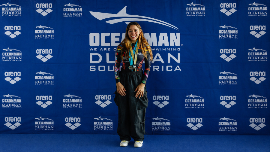 Alejandra Iturbe, nadadora saltillense de aguas abiertas, ha llevado su historia desde Saltillo hasta competencias internacionales como Oceanman Durban, en Sudáfrica.