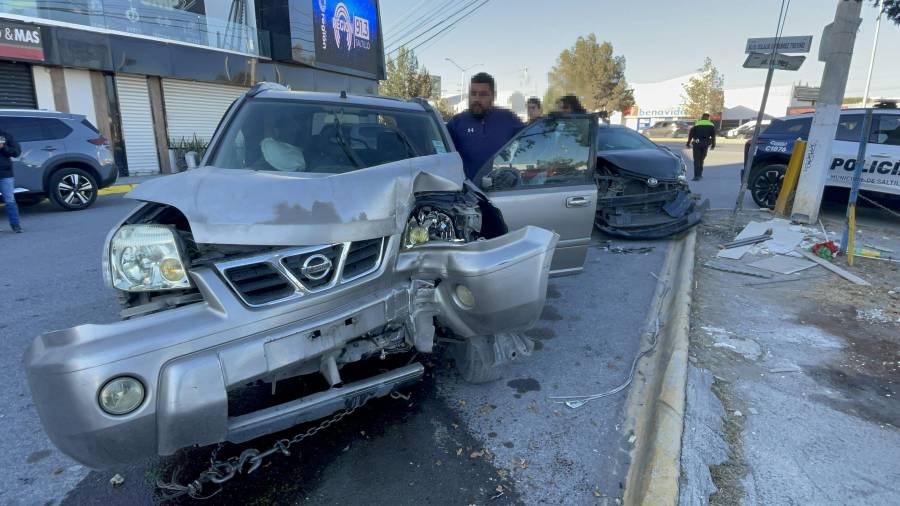 La Nissan X-Trail quedó proyectada contra un poste luego del impacto registrado en el cruce del bulevar Eulalio Gutiérrez.