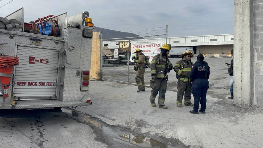 Unidades de Bomberos acudieron a la empresa ubicada en la colonia Satélite Sur tras un reporte de incendio, pero no se les permitió el ingreso para verificar la situación.
